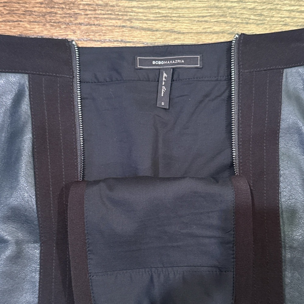 BCBGMAXAZRIA Women's Small Black Faux Leather Mini Skirt with Zippers & Pockets - Picture 6 of 7